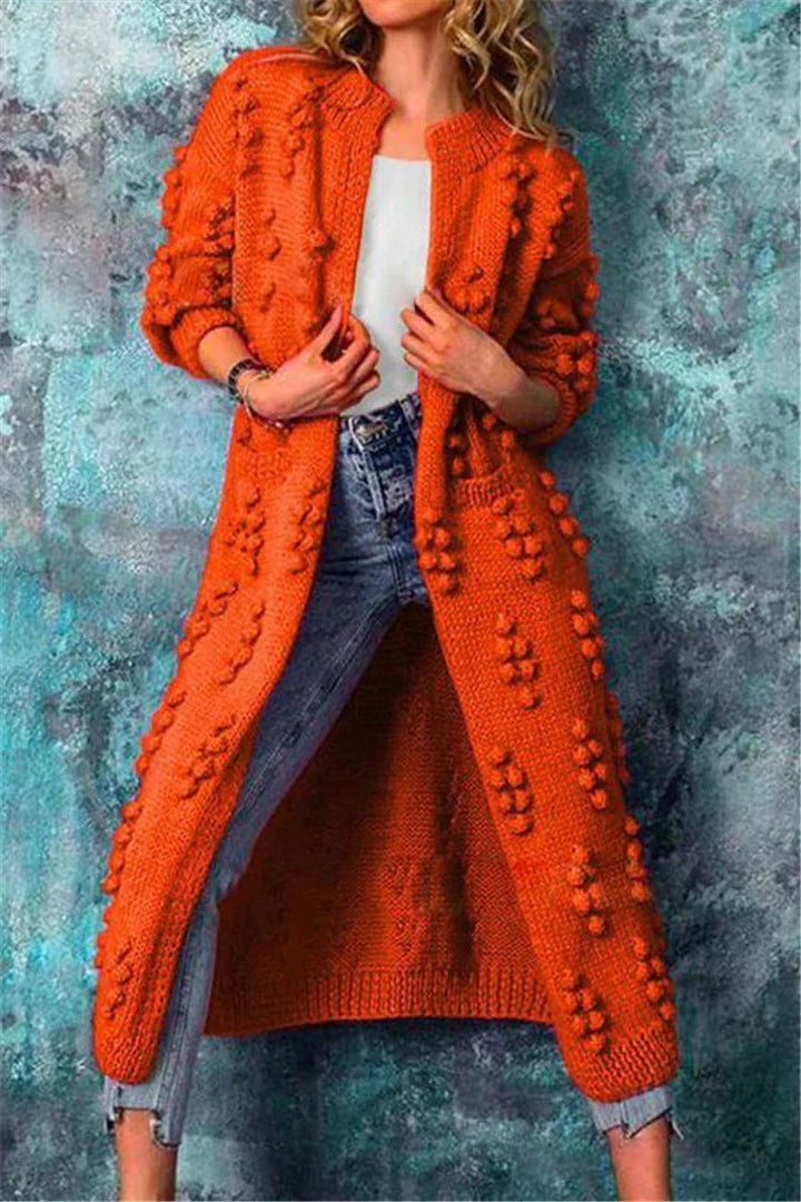 Charlotte | Lang Cardigan Dame Strik med Pom Pom Detaljer